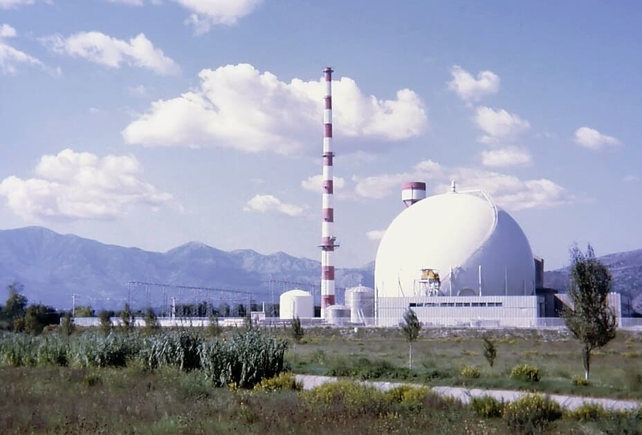 A photo of a nuclear power plant.
